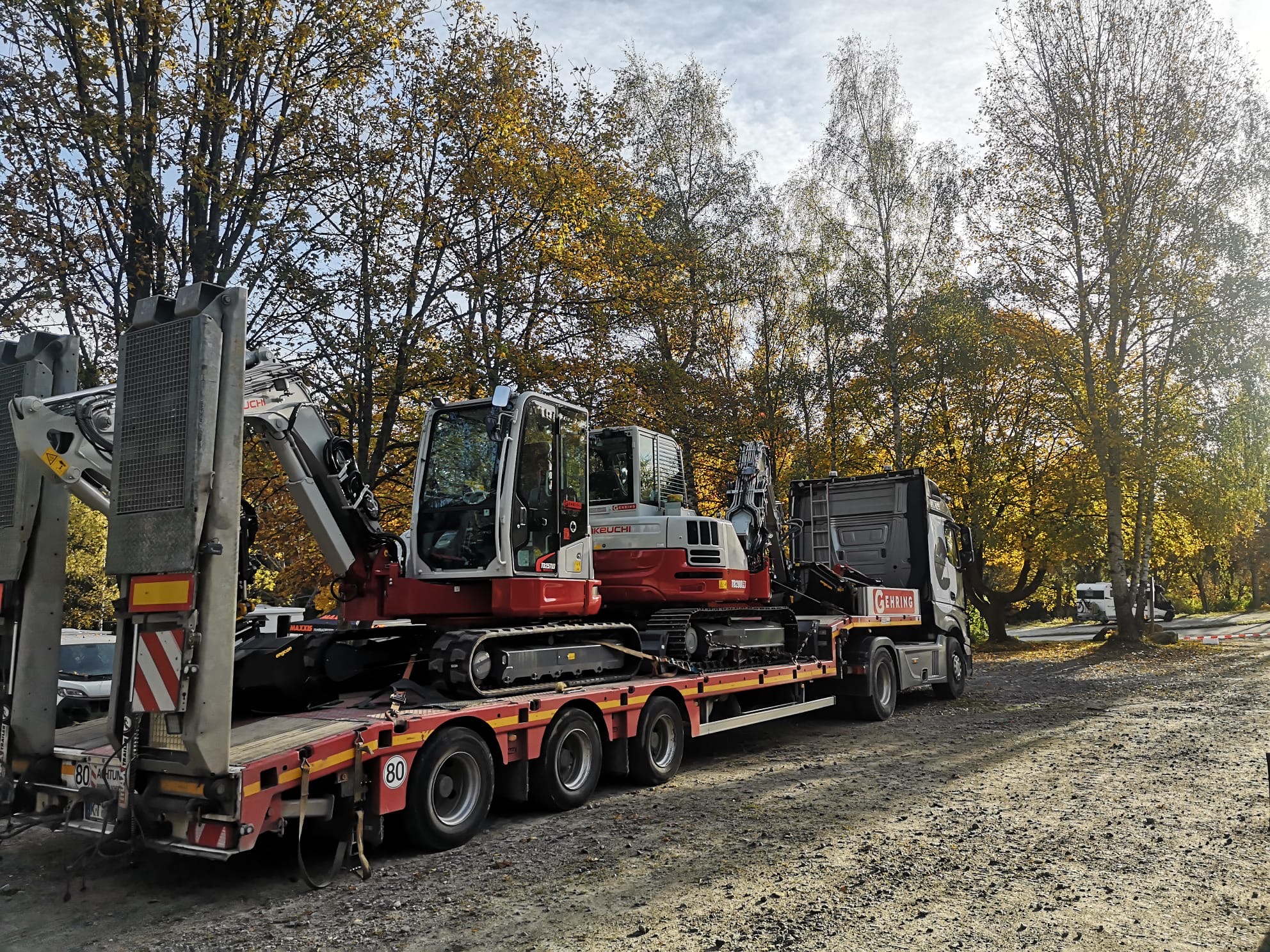 Sattel LKW liefert zwei neue Takeuchis in herbstlicher Idylle an unsere Kunden aus